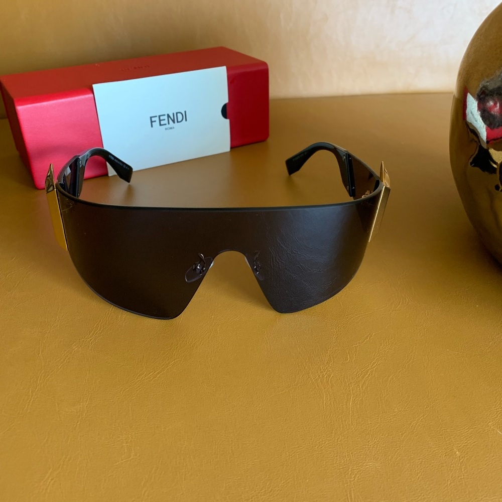 Fendi shields, big metal logo singlases, statement piece - Picture 3 of 3